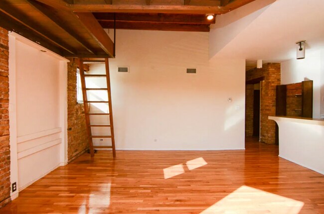 Foto del edificio - 553 W Wellington Ave