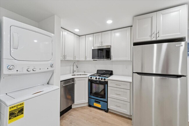 Foto del edificio - 812 W Roosevelt Blvd