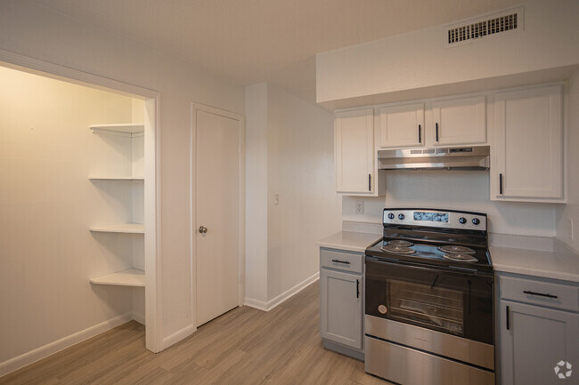 2BR, 1 BA - 850SF - Midpoint on Wilshire