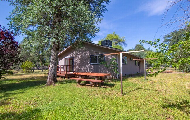 Foto del edificio - 2 Bedroom North Redding Home with Bonus Room. Completely Fenced!