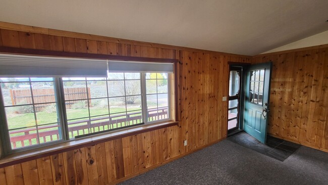 Building Photo - 3 Bed 2 Bath Single level - Horse Property...
