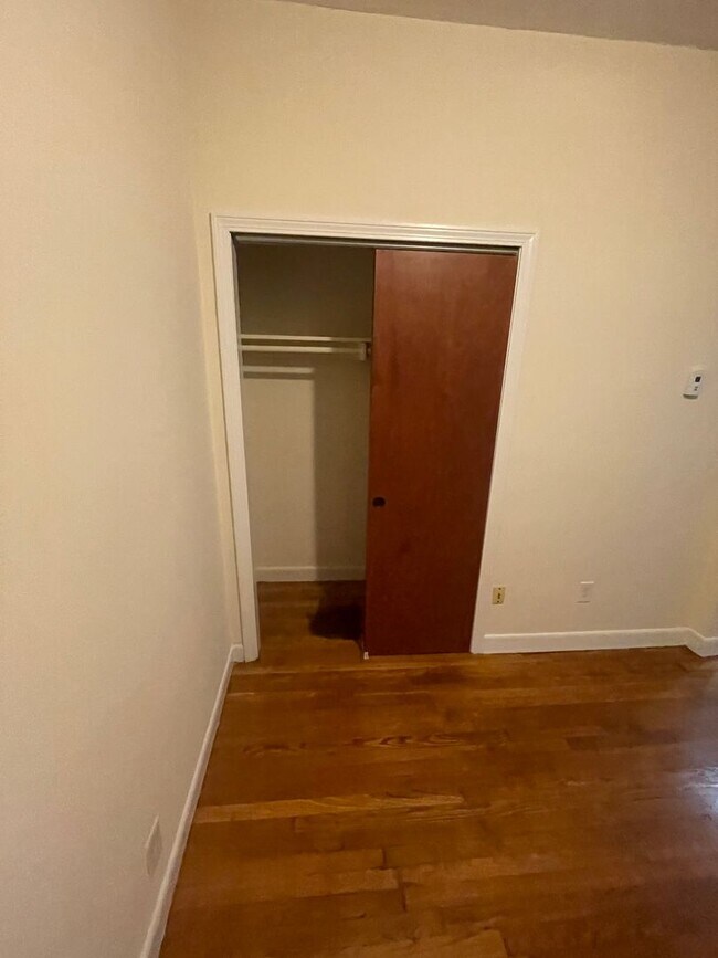 Building Photo - Nice, large 1 bed available now with heat included with the rent!
