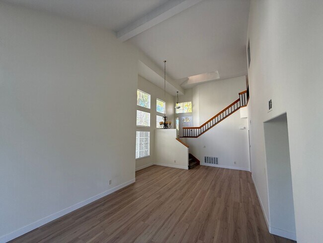 Foto del edificio - 3-Bedroom Home with Dual Fireplaces, Dual Balconies, and Community Pool in Valencia!