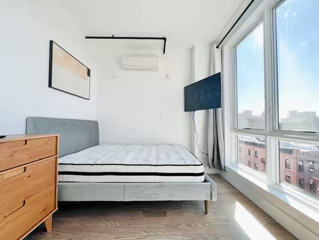 Building Photo - New HDTV room,  tons of natural light # 323