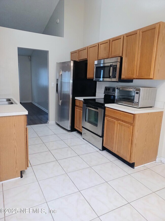 Building Photo - 608 Abbey Ct