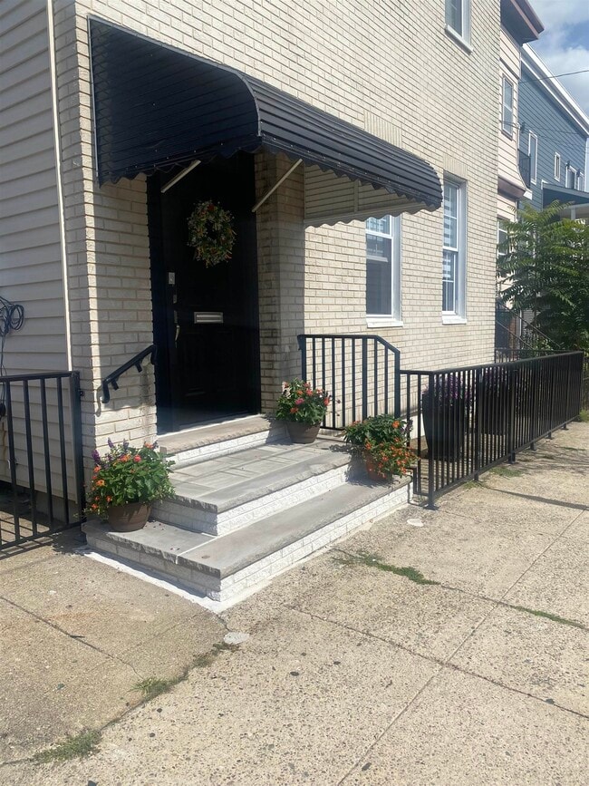 Building Photo - 70 Poplar St