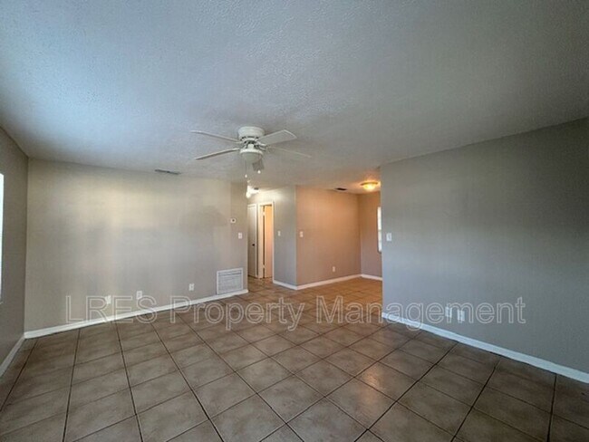 Foto del edificio - 2437 Chase Ave