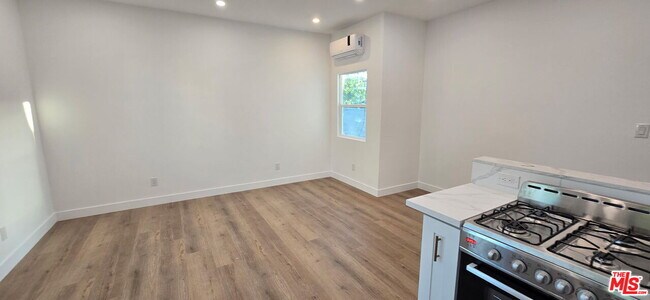 Building Photo - 1047 Irolo St