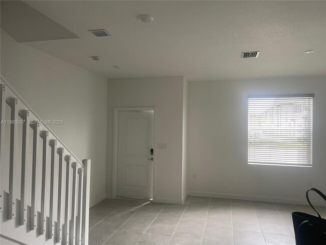 Building Photo - 204 SE 10th St