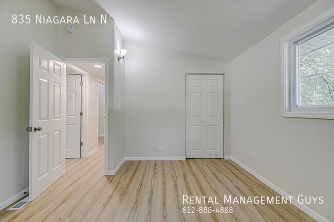 Foto del edificio - Stunning 4 Bedroom Home! Wayzata School District!