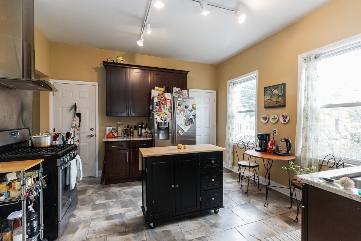 Foto principal - 2032 W Roscoe St