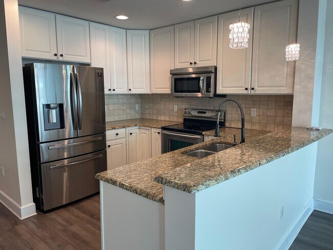 Building Photo - Beautiful Downtown Condo