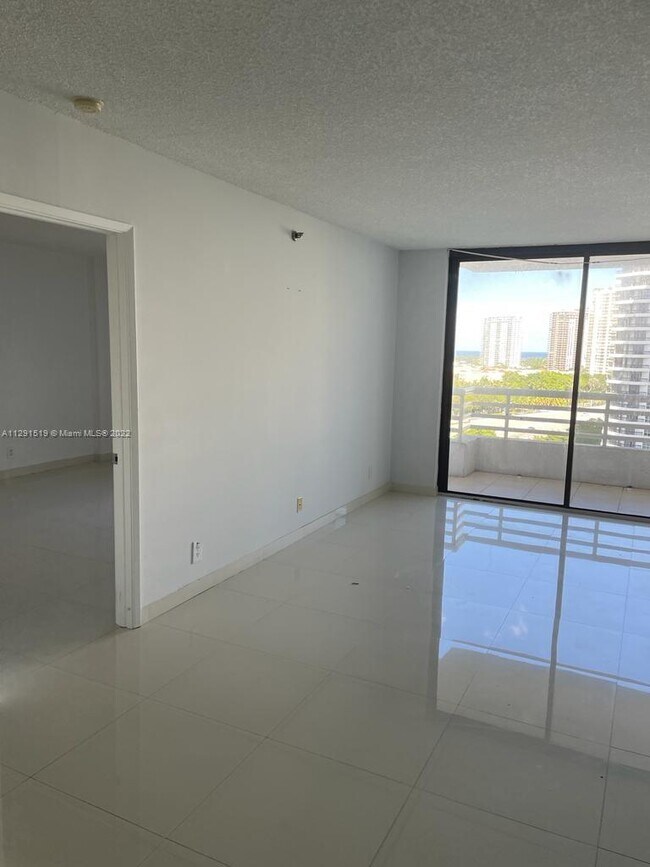 Foto del edificio - 3300 NE 192 St