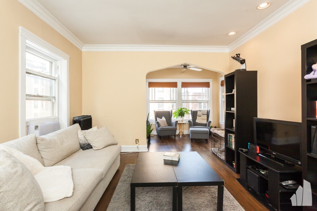 551 W Surf St, Chicago, IL 60657 Rentals in Chicago at 551 W Surf St