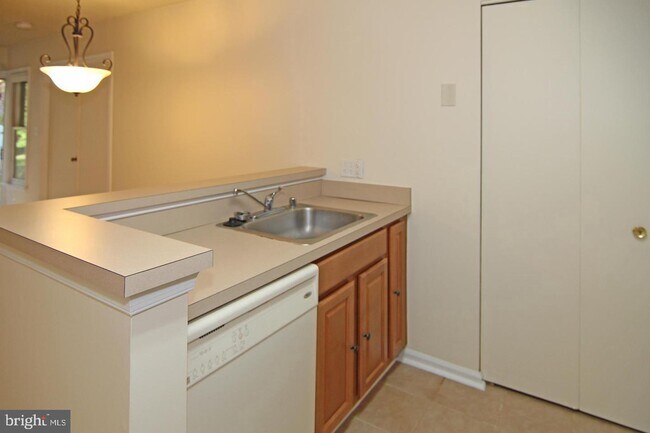 Foto del edificio - 7600 Lakeside Village Dr