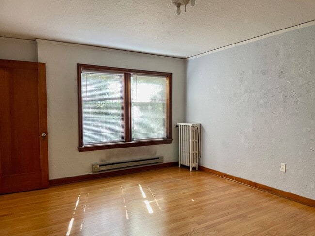 Building Photo - Spacious 2 Bed 1 Bath Condo in University of Washington District.