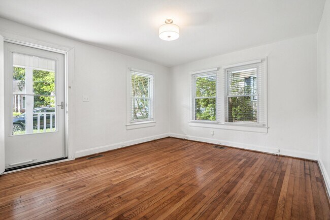 Foto del edificio - Charming 1 Bedroom, 1 Bathroom Duplex in O...