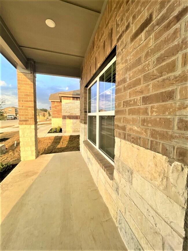 Foto del edificio - 121 Revolution Rd, Liberty Hill, Texas 78642