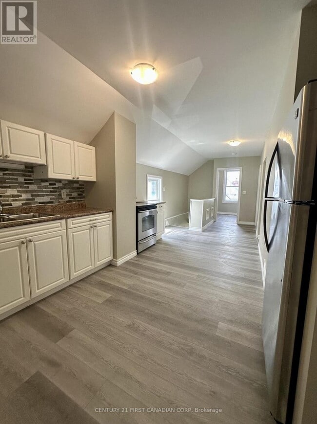 Building Photo - 35 Inkerman St