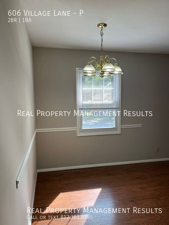 Building Photo - 606 Village Ln