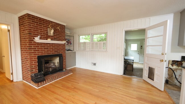Building Photo - 3804 Vesta Dr