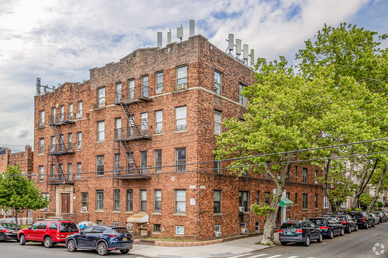 Foto principal - 1888 W 9th St