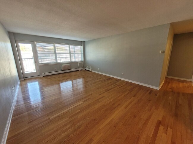 Foto del edificio - Beautiful 1 Bedroom Condo! All Utilities I...