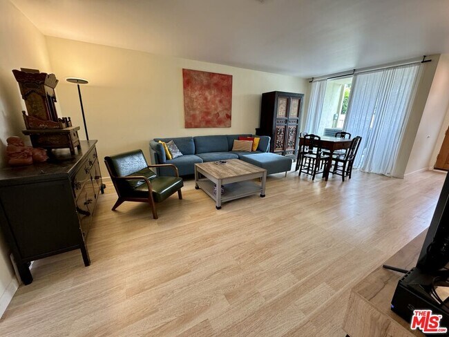 Foto del edificio - 5215 Sepulveda Blvd