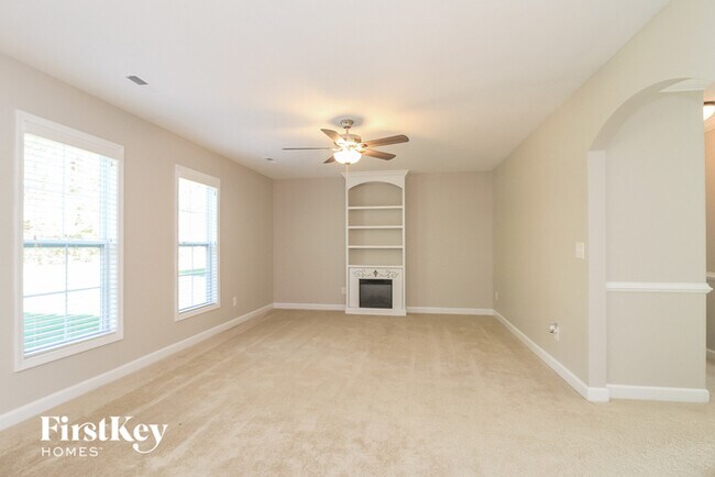 Foto del edificio - 1647 Crestlawn Tl
