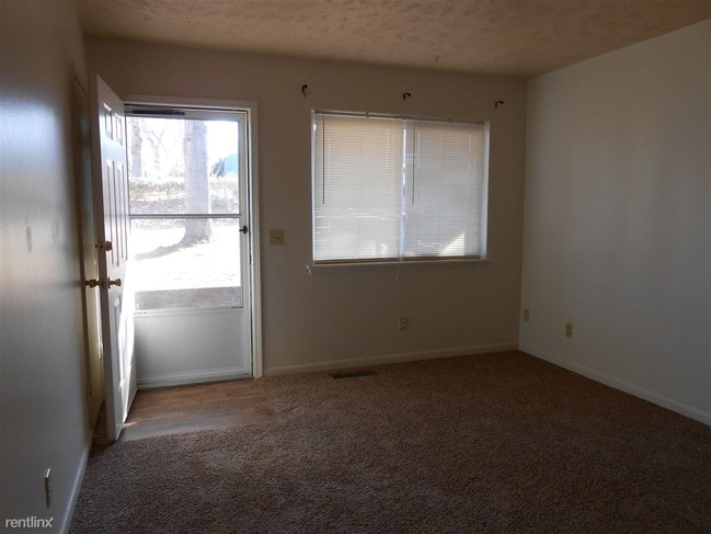 Building Photo - 930 E 13th St