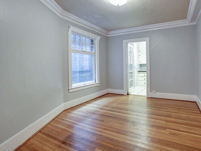 Building Photo - Beautiful 1 Bed w/ Hardwoods on NW Couch &...