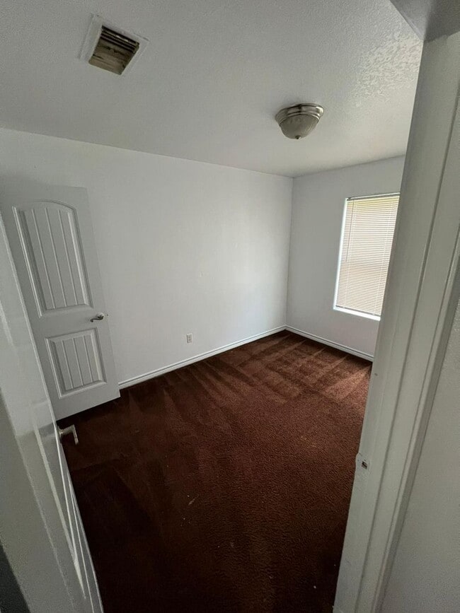 Building Photo - 4x2 Home in Beaumont, TX!