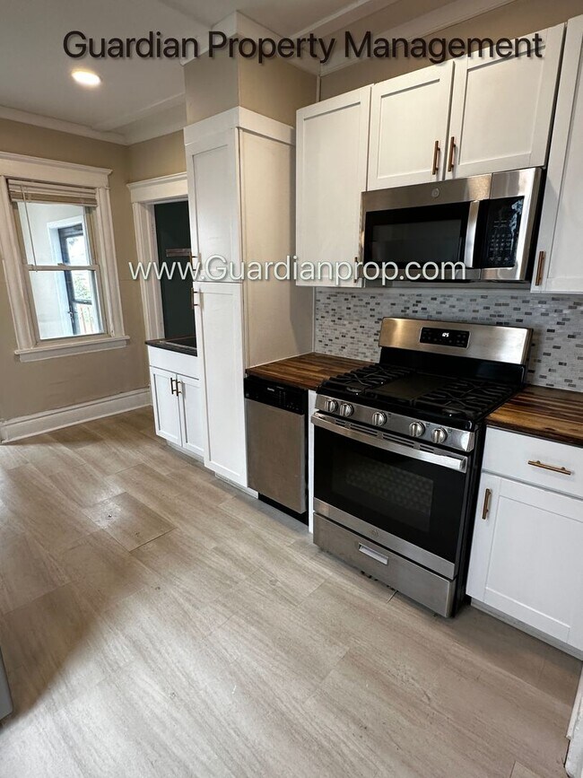 Foto del edificio - Northeast Minneapolis Single Family Home, Dishwasher, Hardwood Floors, W/D in Unit
