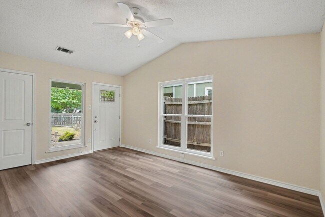 Foto del edificio - Charming 2-bedroom, 1-bath home in a convenient Fort Worth location!