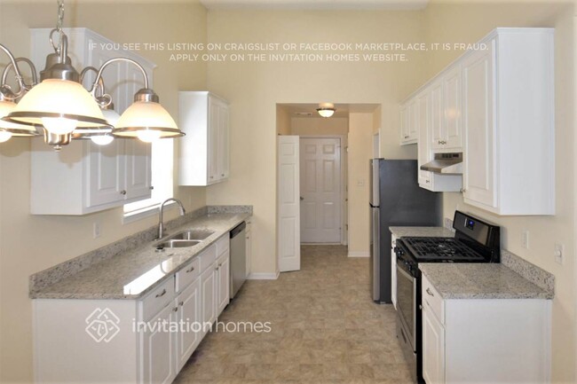 Building Photo - 8040 Highland Pkwy