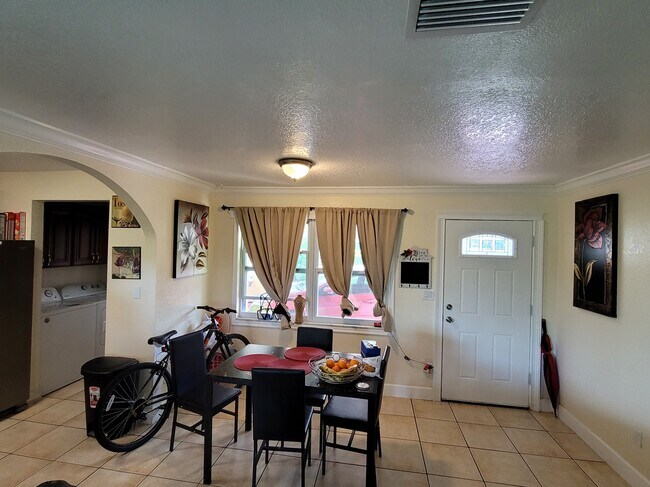 Foto del edificio - 4689 King Cole Blvd