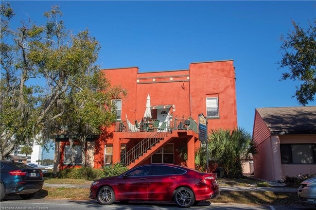 Building Photo - 2100 Lakeview Dr