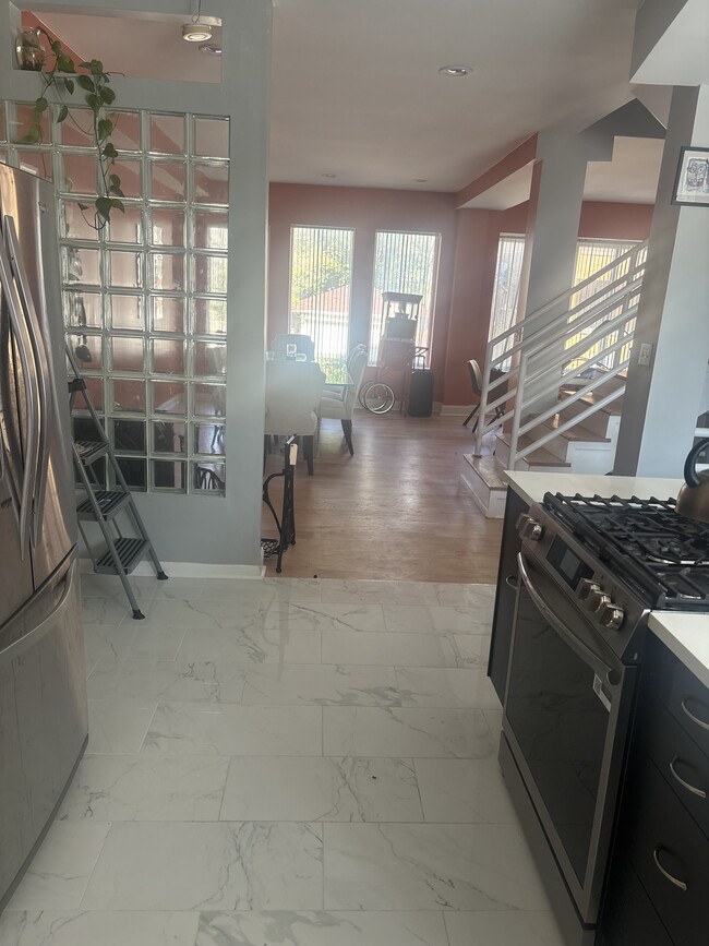 Foto del edificio - 2341 E 72nd St
