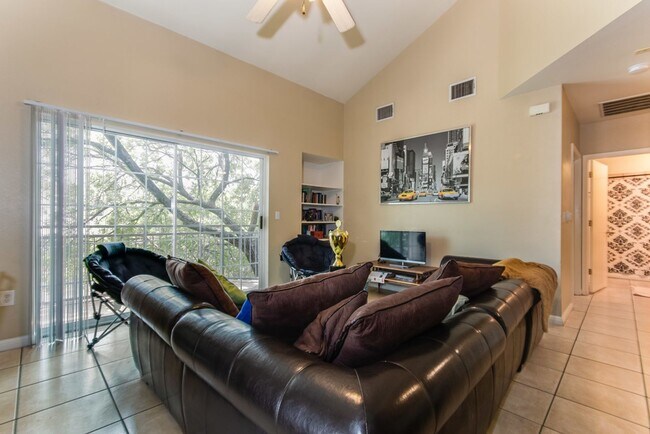 Building Photo - WALK TO UT/DRAG!!!