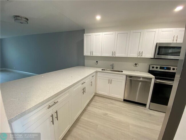 Building Photo - 6890 Royal Palm Blvd