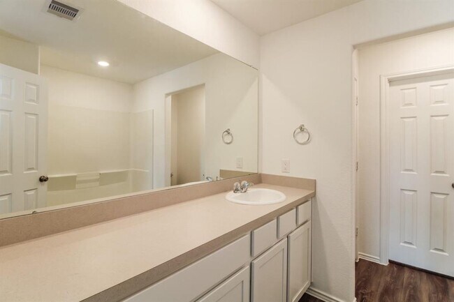 Building Photo - 2300 Plantation Dr