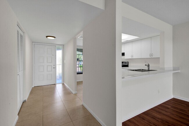 Foto del edificio - Bright and Spacious 2 Bedroom Condo in Spanish Pines