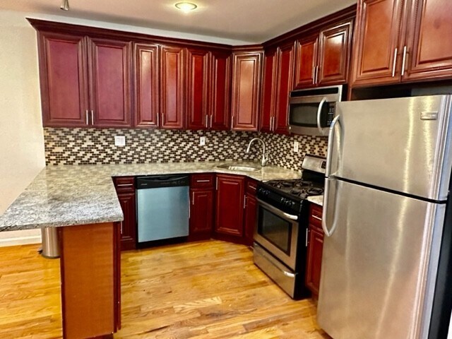 Primary Photo - SPACIOUS 3 BEDROOM APARTMENT