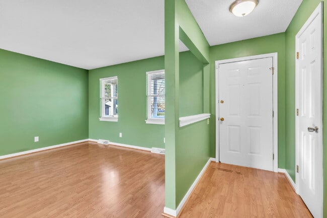 Foto del edificio - 3BR/2BA Cul-de-Sac Retreat Minutes from Downtown..Fenced Yard & Deck! $2100/mo rent