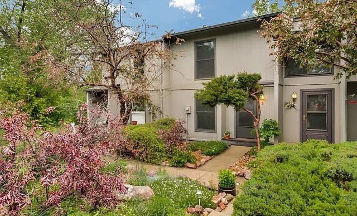 Primary Photo - AVAILABLE August 5th! Charming & Cozy 2 BD...