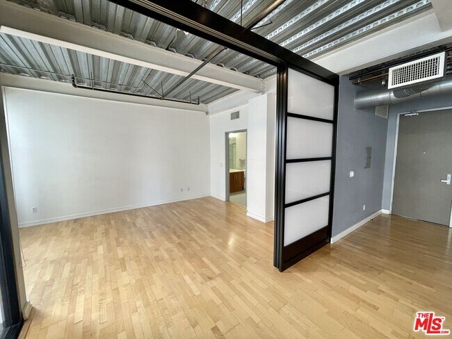 Building Photo - 330 W 11th St
