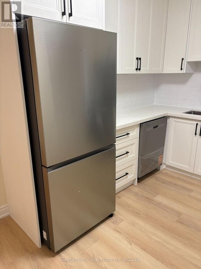 Building Photo - 614 Bloor St W