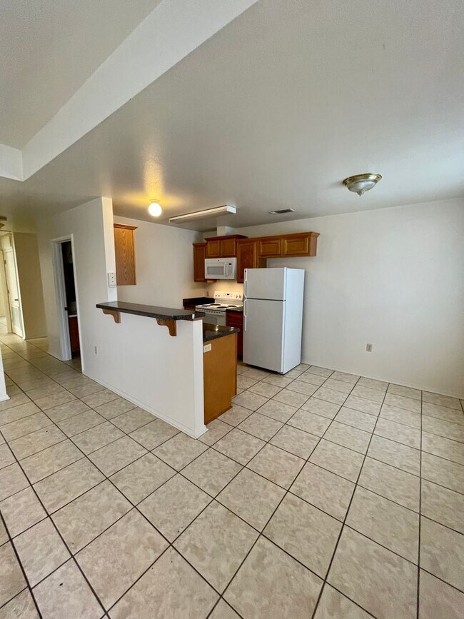 Building Photo - Cozy 3B/2B Duplex located Coming in Mid Fe...