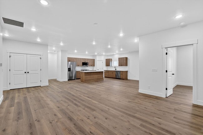 Building Photo - L199ER