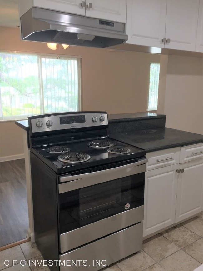 Building Photo - 3004 Royal Palm Dr